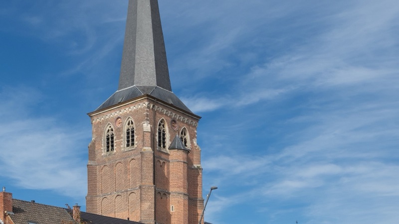Kerktoren van de Sint-Servatiuskerk op het Marktplein in Diepenbeek