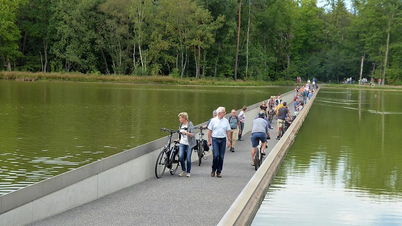 Fietsen door het water in de Wijers