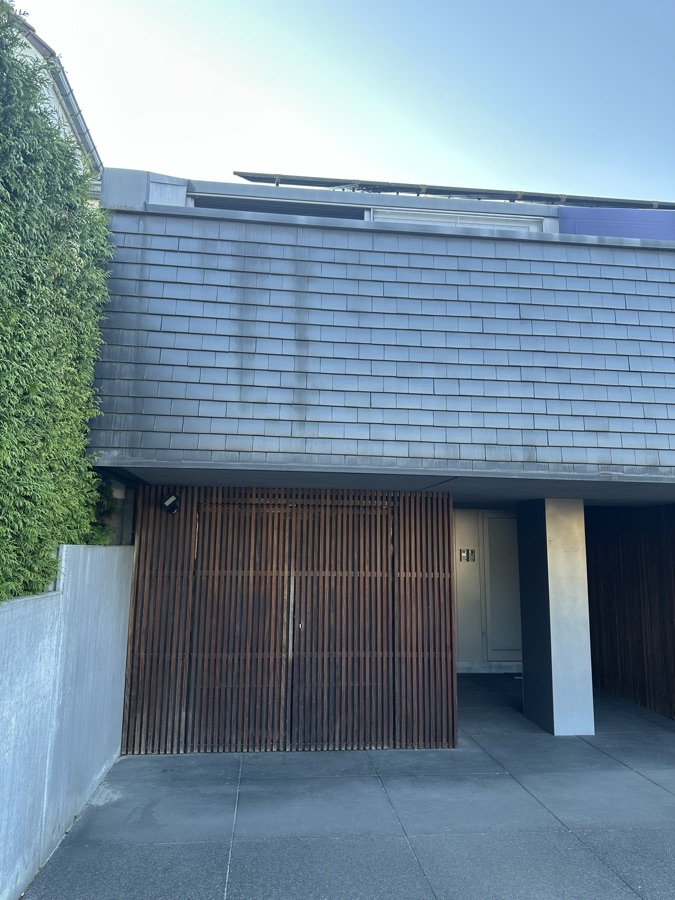 Houten poort van de overdekte fietsenstalling onder de woning
