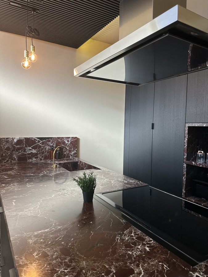 Gemarmerd kookeiland met inductiekookplaat en dampkap