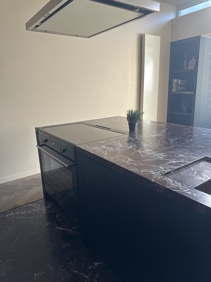 Kookeiland met inductiekookplaat en ingebouwde oven
