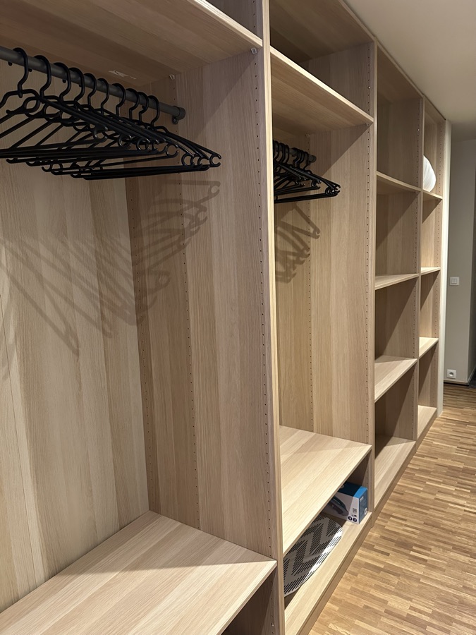 Open kastvakken in eik met kleerhangers