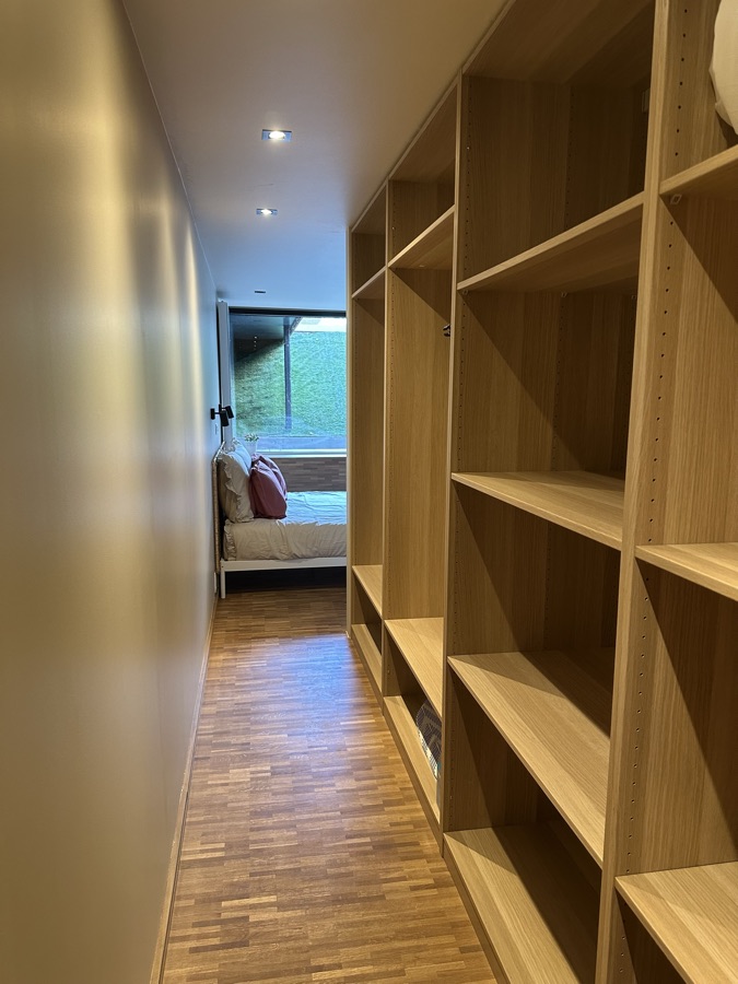 Inloopkast in eik met doorkijk naar de slaapkamer